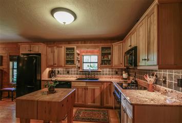 Granit Countertop Wood Cabinet Kitchen of the  Crystal River Farm for Sale